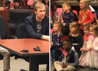 Menino de 5 anos leva amiguinhos da escola à sua audiência de adoção