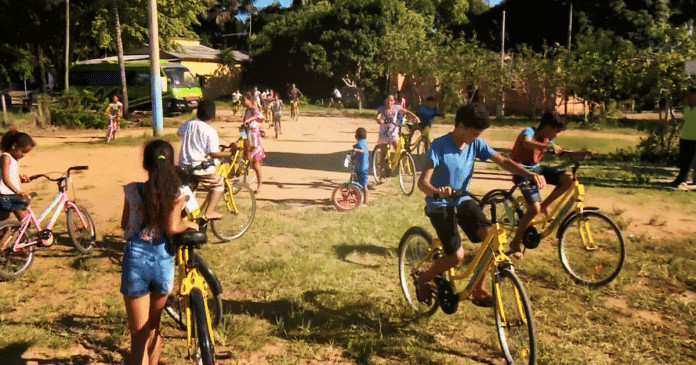 Garotinha arrecada 150 bicicletas para crianças de Linhares (ES). Uma linda ação de Natal!