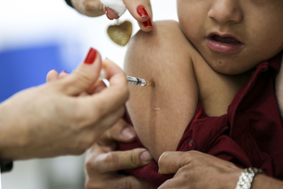 Resultado de imagem para É aprovado na Câmara projeto que prevê prisão e multa para pais que não vacinarem os filhos