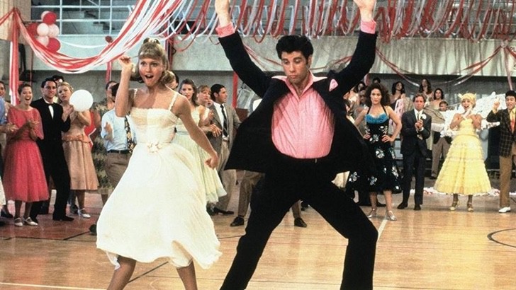 contioutra.com - John Travolta e Olivia Newton-John usam figurino de Grease 40 anos depois