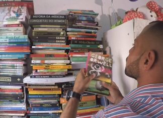 Coletor de lixo recupera livros descartados e cria biblioteca em casa com mais de 200 exemplares