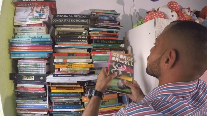 Coletor de lixo recupera livros descartados e cria biblioteca em casa com mais de 200 exemplares