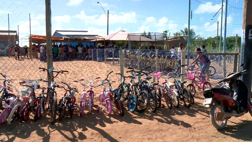 contioutra.com - Garotinha arrecada 150 bicicletas para crianças de Linhares (ES). Uma linda ação de Natal!