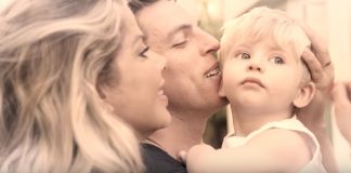 Karina Bacchi leva marido às lágrimas ao anunciar que ele será pai de Enrico na certidão (VÍDEO)