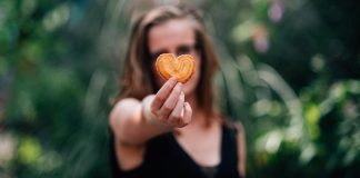 Moça, você não tem dedo podre. O que você tem é coração mole