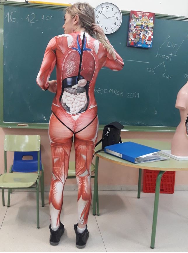 contioutra.com - Professora de ciências se veste de 'corpo humano' para ensinar sobre órgãos e músculos