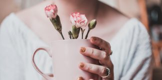 Viver para agradar aos outros é mentir para si mesmo. Viver para agradar aos outros é mentir para si mesmo.