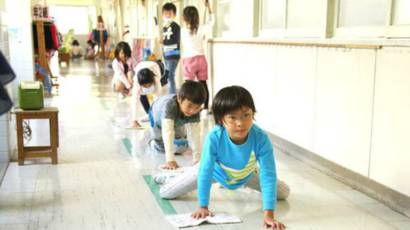 contioutra.com - No Japão, alunos limpam até banheiro da escola para aprender a valorizar patrimônio