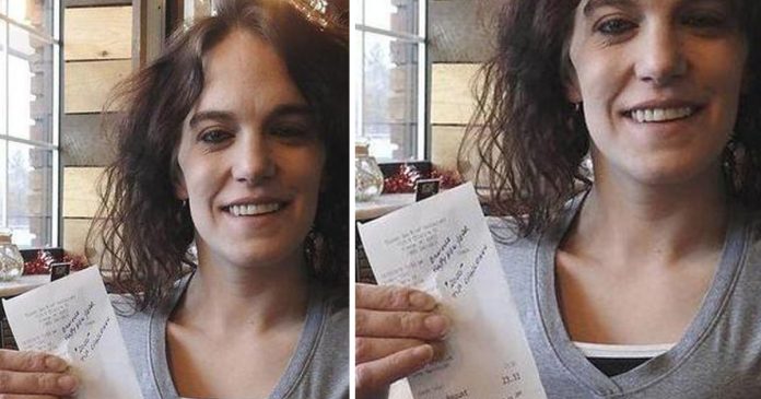 Essa garçonete entrou em 2020 com uma gorjeta de US$ 2.020,00