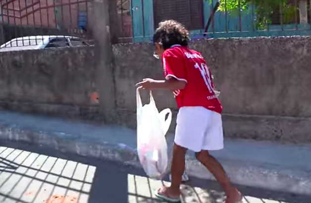 contioutra.com - Menina de 7 anos recolhe latinhas para comprar comida para cachorros de rua
