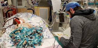 Pais emocionados agradecem ao médico que lê para a sua bebê enquanto ela luta pela vida na UTI