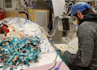 Pais emocionados agradecem ao médico que lê para a sua bebê enquanto ela luta pela vida na UTI