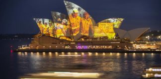 As icônicas velas da Ópera de Sydney se acenderam com imagens dos incêndios florestais