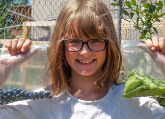 Com apenas 9 anos, ela  cultiva horta em casa para alimentar moradores de rua.