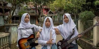 Banda de rock formada por meninas muçulmanas faz sucesso na Indonésia