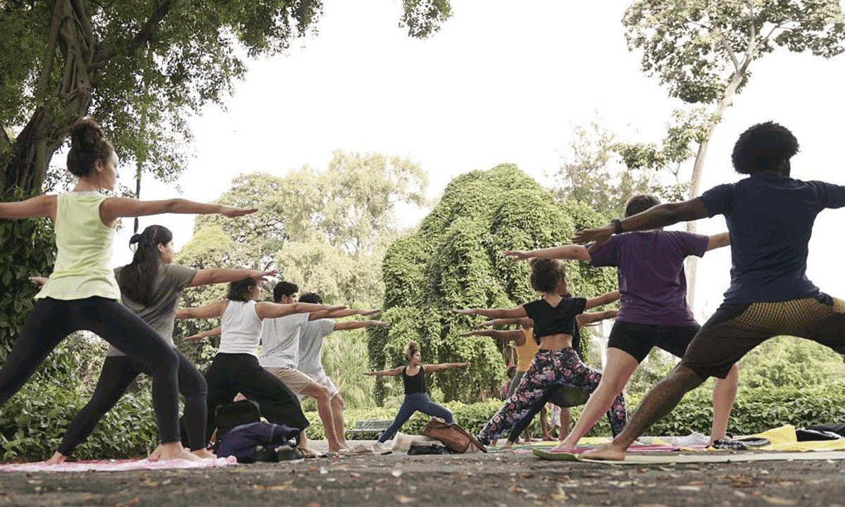 contioutra.com - 'Yoga Marginal', o projeto que leva a pr&aacute;tica para as favelas e periferias