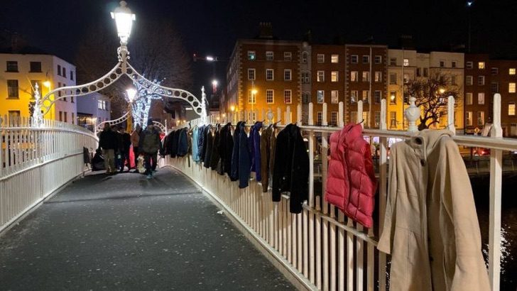 contioutra.com - A ponte de Dublin amanhece cheia de casacos doados para aqueles que precisam
