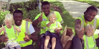 Trigêmeos esperam ansiosamente pela coleta do lixo para passar um tempo com seus melhores amigos Trigêmeos esperam ansiosamente pela coleta do lixo para passar um tempo com seus melhores amigos