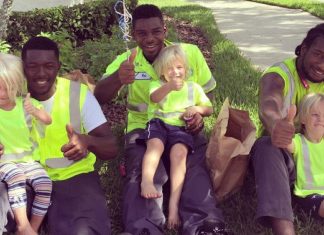 Trigêmeos esperam ansiosamente pela coleta do lixo para passar um tempo com seus melhores amigos