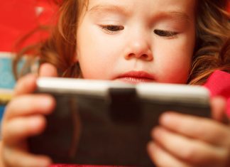 “Dar um smartphone nas mãos de seu filho é como lhe oferecer entorpecentes”, diz especialista em vícios