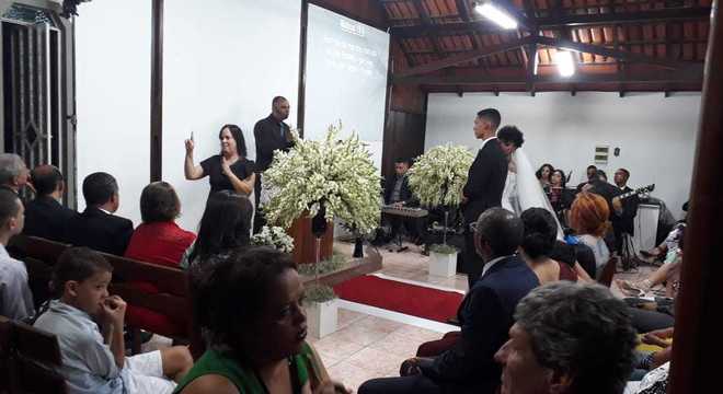 contioutra.com - Noiva traduz seu casamento em Libras para celebrar junto de amigos surdos