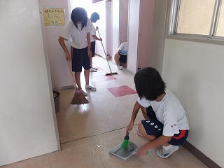 contioutra.com - No Japão, alunos limpam até banheiro da escola para aprender a valorizar patrimônio