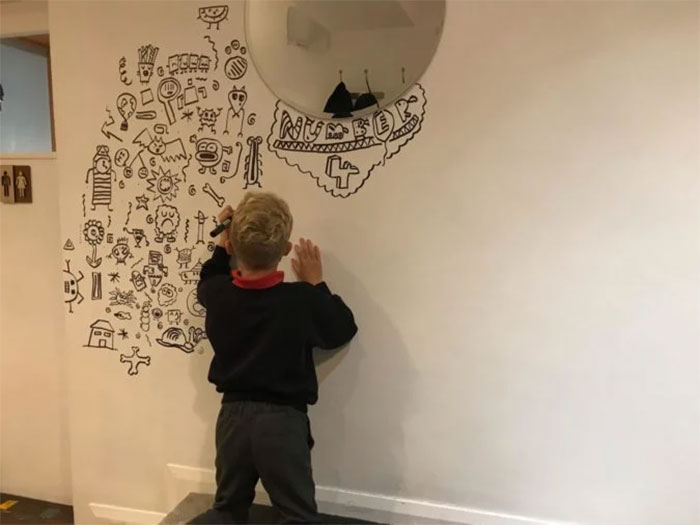 contioutra.com - Repreendido por desenhar durante a aula, menino consegue emprego decorando restaurante