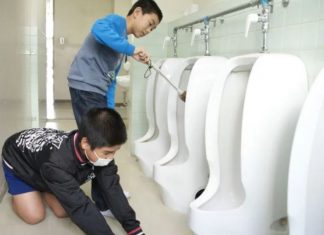 No Japão, alunos limpam até banheiro da escola para aprender a valorizar patrimônio