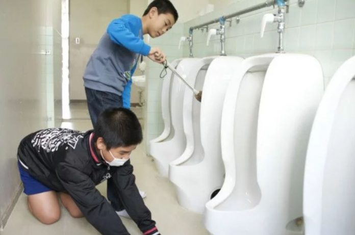 No Japão, alunos limpam até banheiro da escola para aprender a valorizar patrimônio