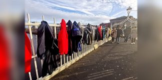 A ponte de Dublin amanhece cheia de casacos doados para aqueles que precisam