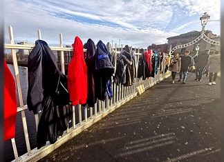A ponte de Dublin amanhece cheia de casacos doados para aqueles que precisam