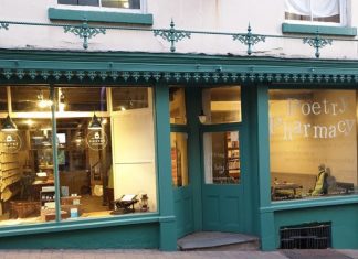 Conheça a Farmácia da Poesia e a poetisa que escreve versos aos seus pacientes