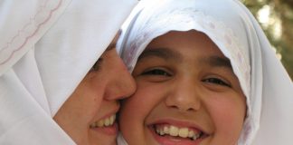 Gente religiosa de verdade respeita a religião dos outros como se fosse a sua Gente religiosa de verdade respeita a religião dos outros como se fosse a sua