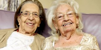 Juntas, amigas de 80 anos decidem se mudar para um asilo.