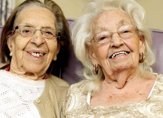 Juntas, amigas de 80 anos decidem se mudar para um asilo.