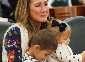 Mulher adota duas crianças e descobre história incrível que muda para sempre as suas vidas