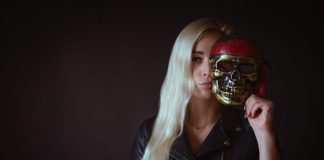 É assustador como tem gente que muda na frente dos outros