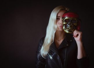 É assustador como tem gente que muda na frente dos outros