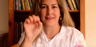 Em canal no Youtube, professora conta histórias infantis em Libras
