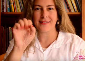 Em canal no Youtube, professora conta histórias infantis em Libras