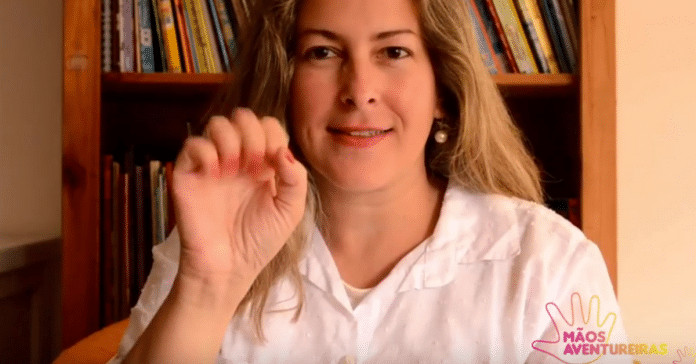 Em canal no Youtube, professora conta histórias infantis em Libras
