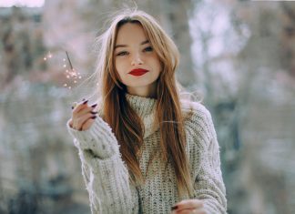 Moça, o amor te ama demais.