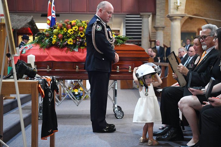 contioutra.com - Seu pai morreu nos incêndios da Austrália e ela o homenageou usando seu chapéu de bombeiro