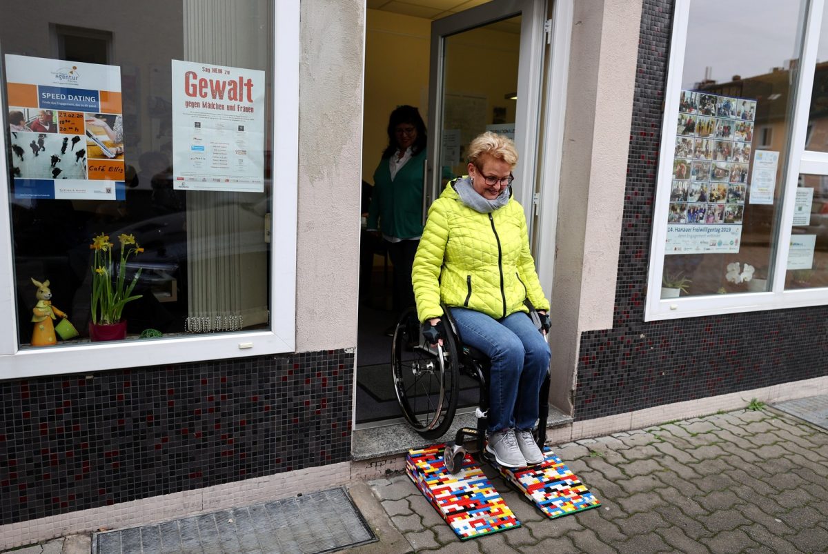 contioutra.com - Vovó cadeirante constrói rampas de Lego para combater a falta de acessibilidade