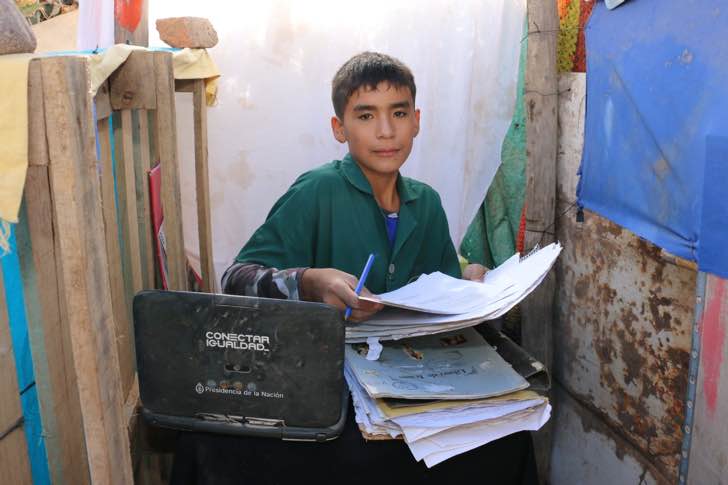 contioutra.com - Menino de 12 anos monta escola em seu quintal para oferecer estudo a crianças carentes do seu bairro