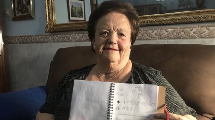 contioutra.com - Há 20 anos, ele desenha uma lista telefônica para sua avó que não sabe ler nem escrever.