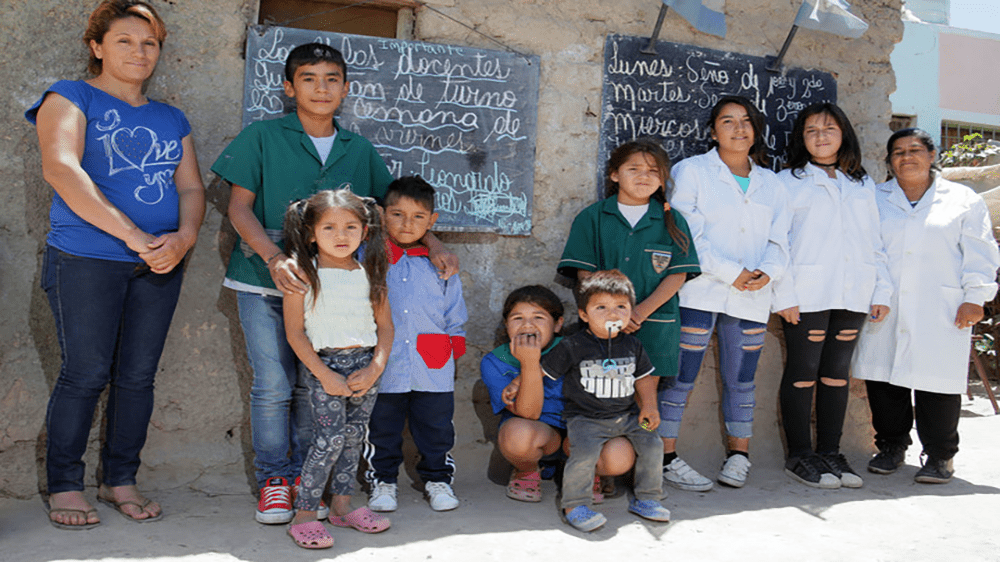 contioutra.com - Menino de 12 anos monta escola em seu quintal para oferecer estudo a crianças carentes do seu bairro