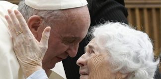 Papa Francisco pede que as pessoas acolham avós e avôs solitários