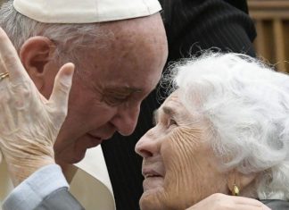 Papa Francisco pede que as pessoas acolham avós e avôs solitários
