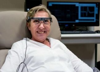 Deficiente visual volta a enxergar após a tecnologia do olho biônico